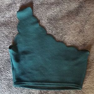 ONE SHOULDER SCALLOPED CROP TOP